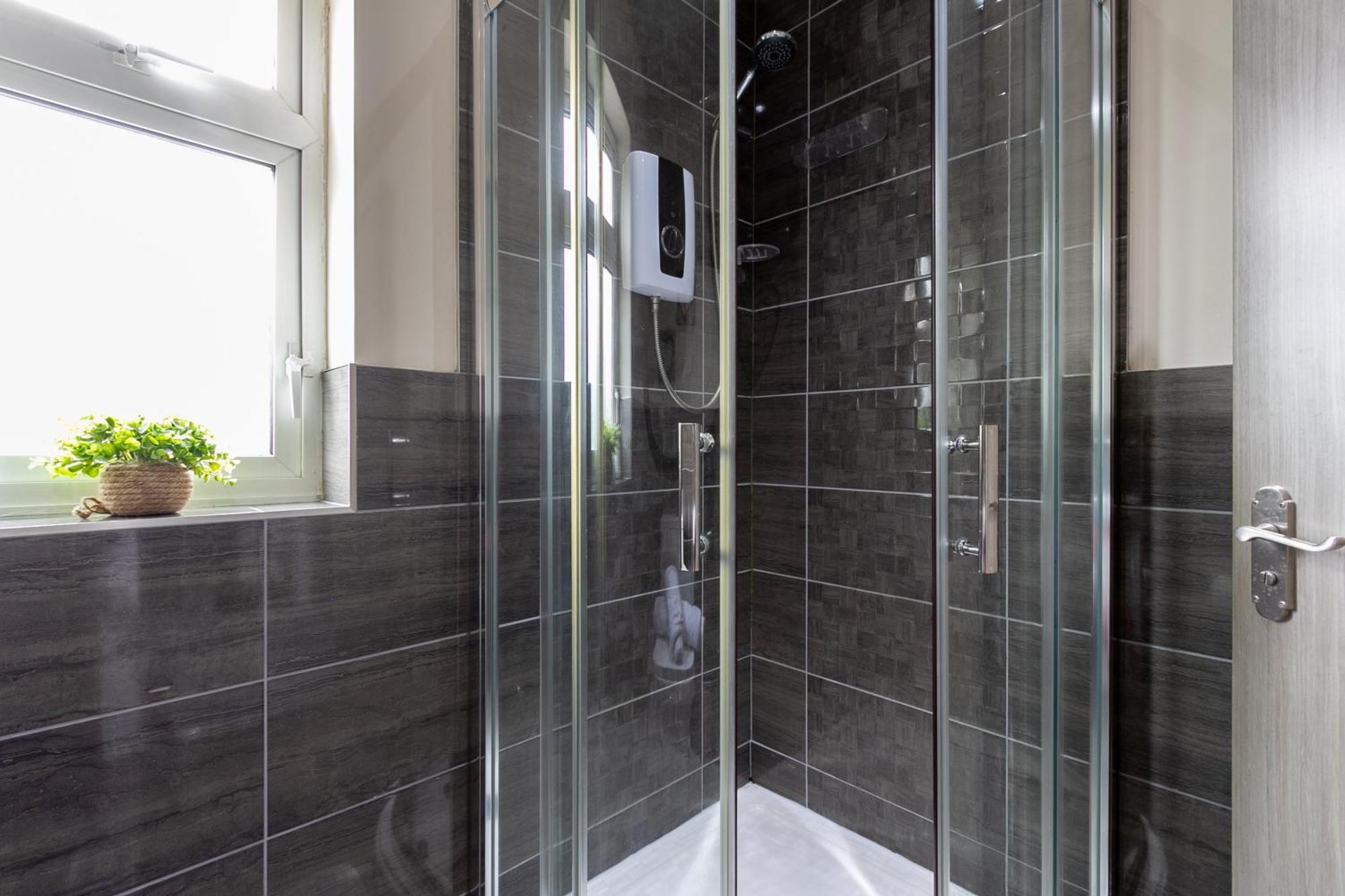 Bathway House - Free Secured Parking And Wifi Apartment โคเวนทรี ภายนอก รูปภาพ