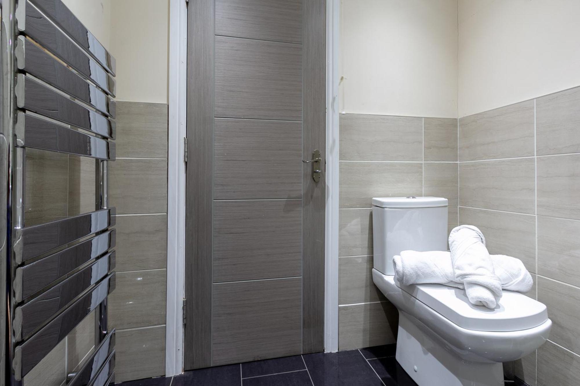 Bathway House - Free Secured Parking And Wifi Apartment โคเวนทรี ภายนอก รูปภาพ