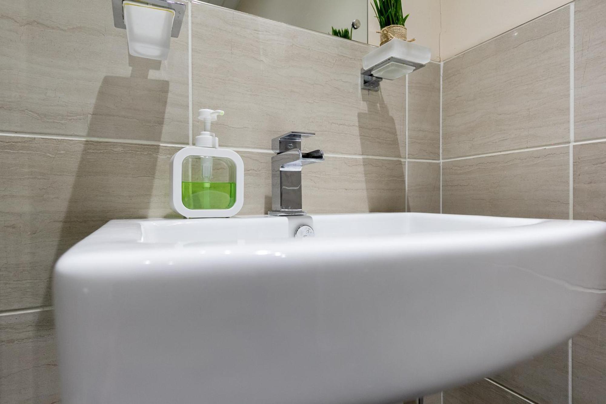Bathway House - Free Secured Parking And Wifi Apartment โคเวนทรี ภายนอก รูปภาพ