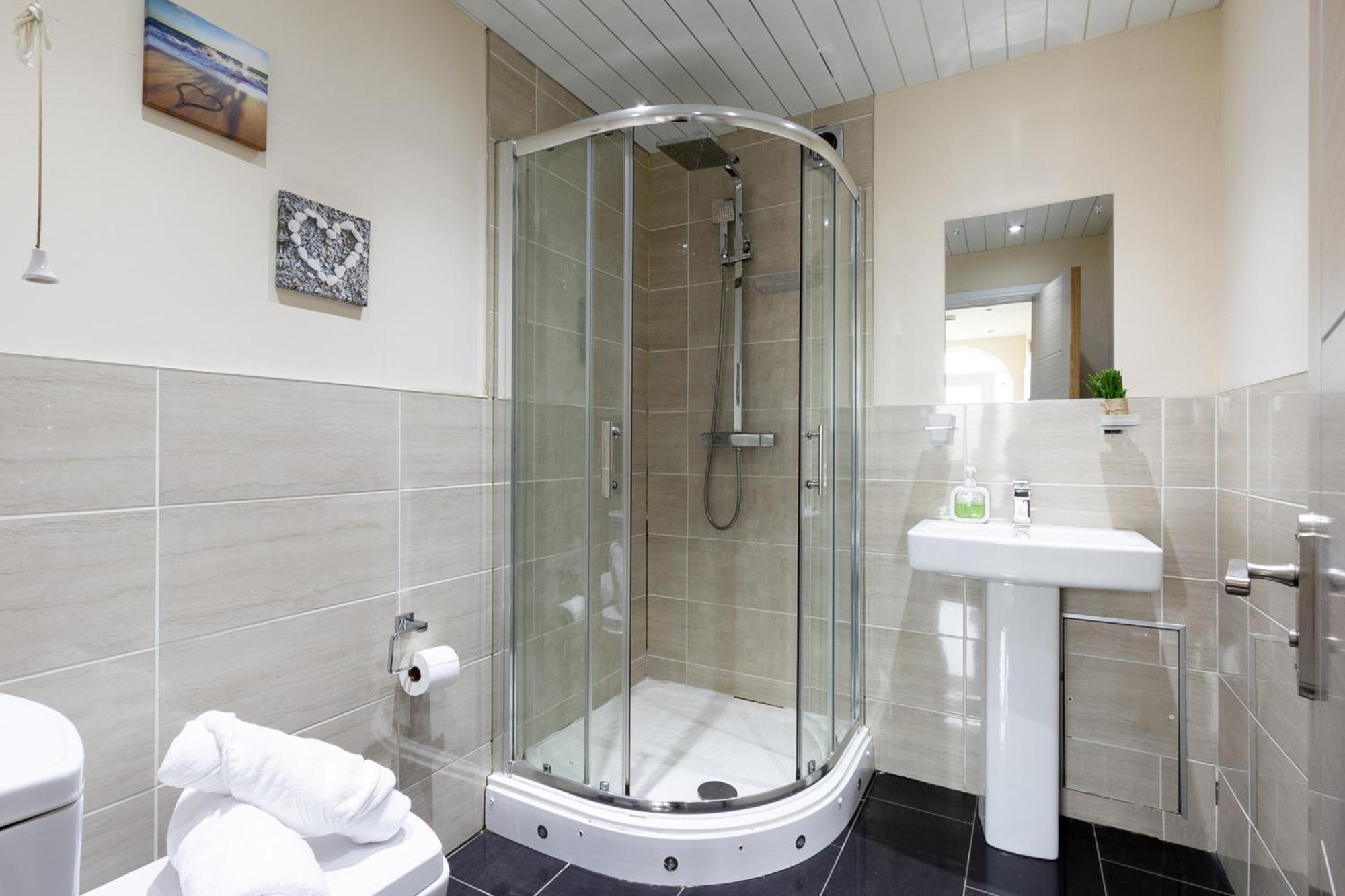 Bathway House - Free Secured Parking And Wifi Apartment โคเวนทรี ภายนอก รูปภาพ