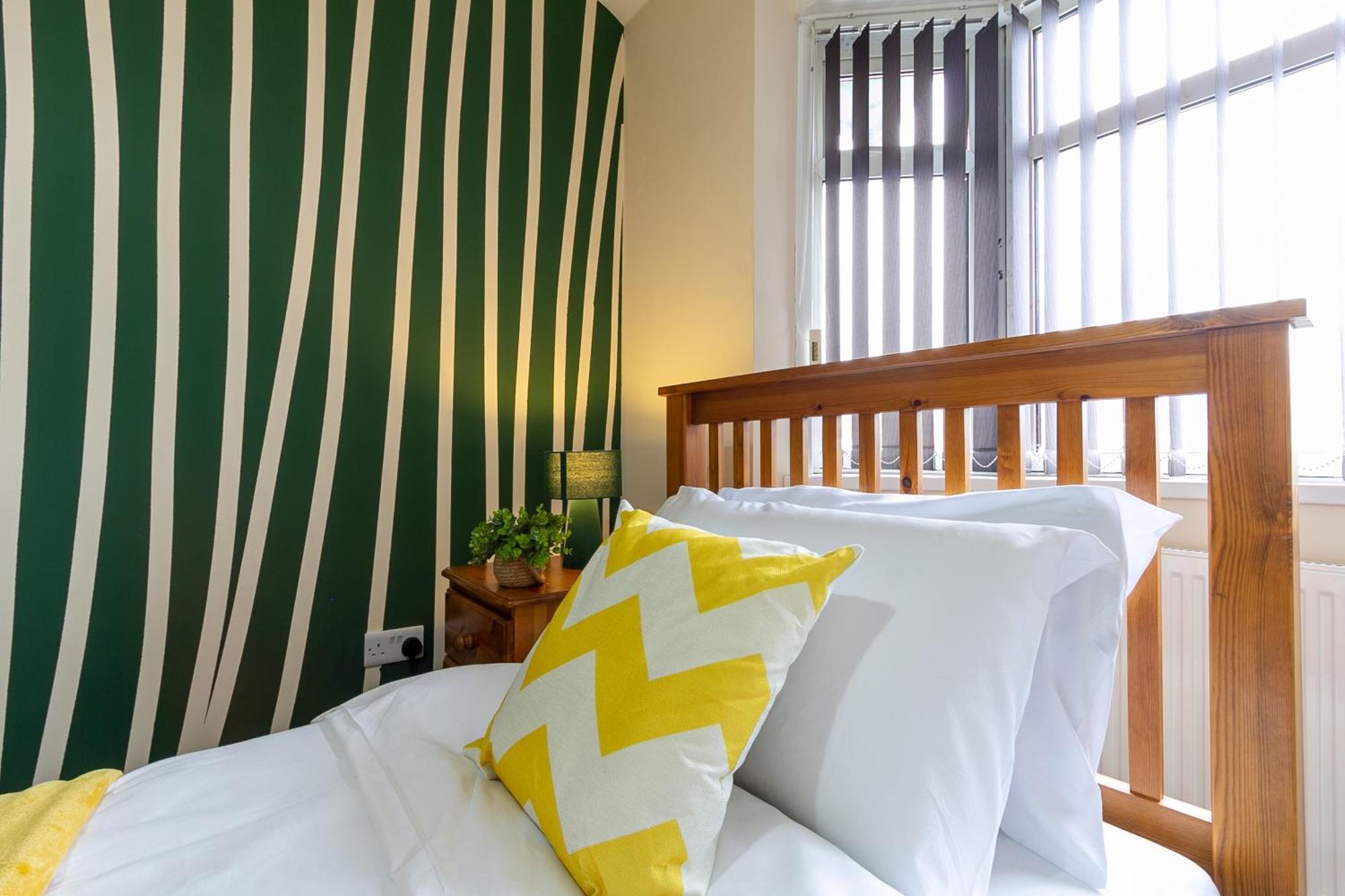 Bathway House - Free Secured Parking And Wifi Apartment โคเวนทรี ภายนอก รูปภาพ