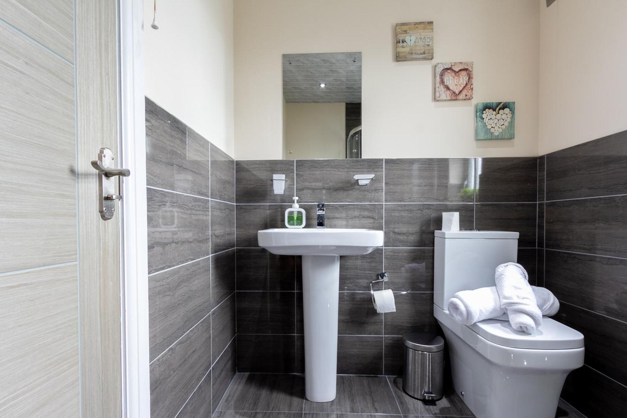 Bathway House - Free Secured Parking And Wifi Apartment โคเวนทรี ภายนอก รูปภาพ