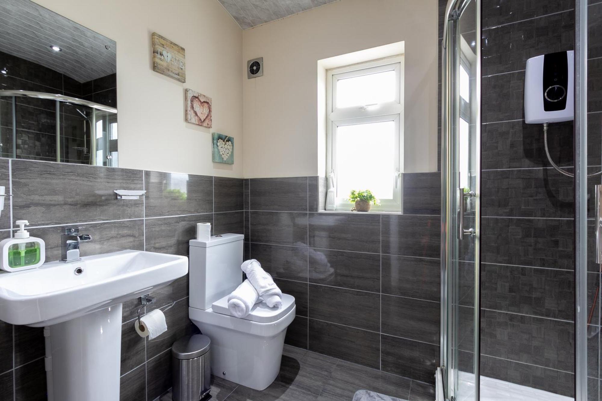 Bathway House - Free Secured Parking And Wifi Apartment โคเวนทรี ภายนอก รูปภาพ