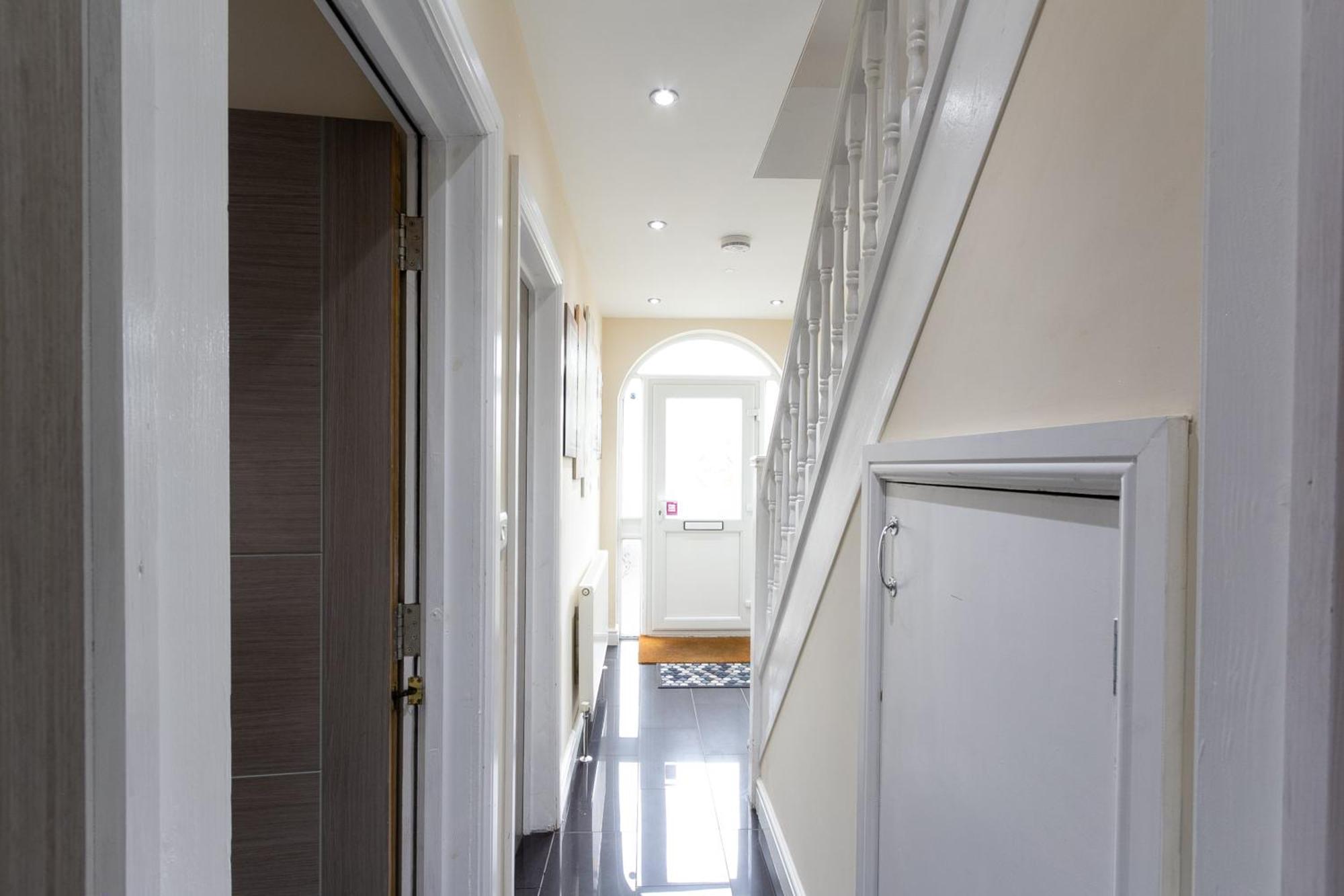 Bathway House - Free Secured Parking And Wifi Apartment โคเวนทรี ภายนอก รูปภาพ