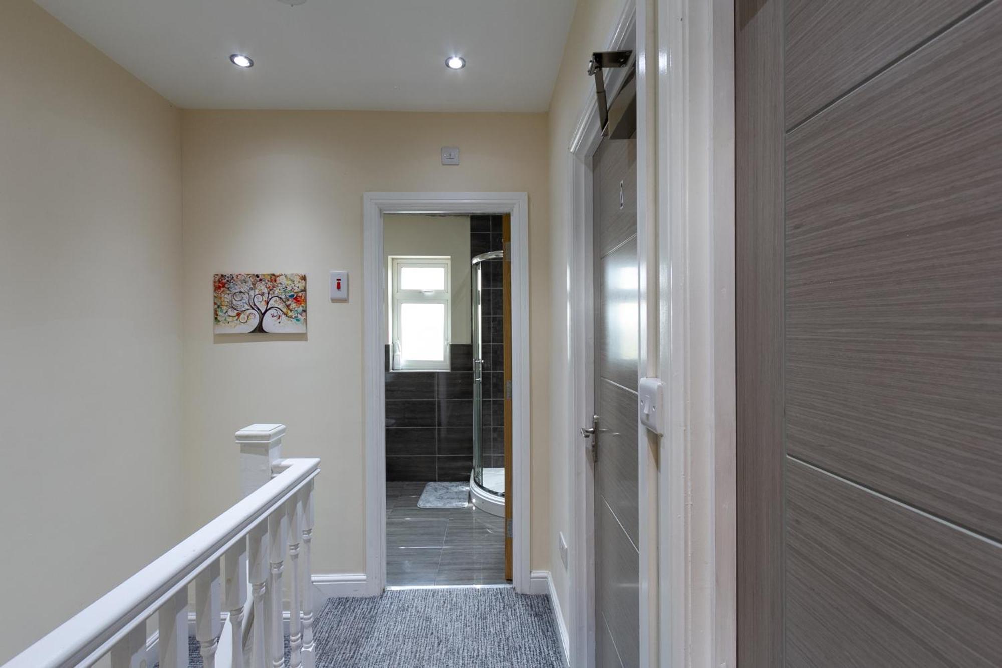 Bathway House - Free Secured Parking And Wifi Apartment โคเวนทรี ภายนอก รูปภาพ